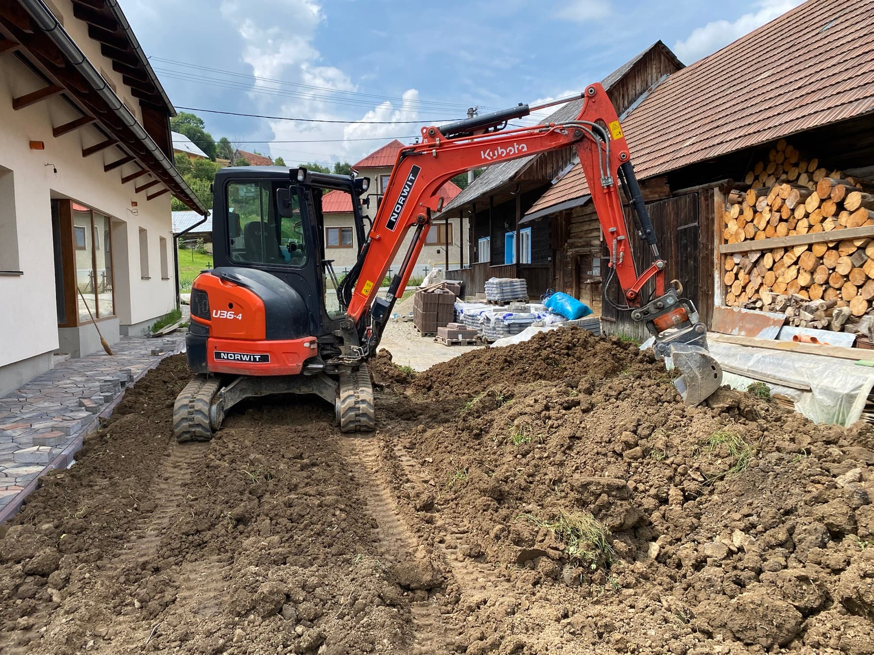 Technika P&P STAVBY pri prácach na pozemku.